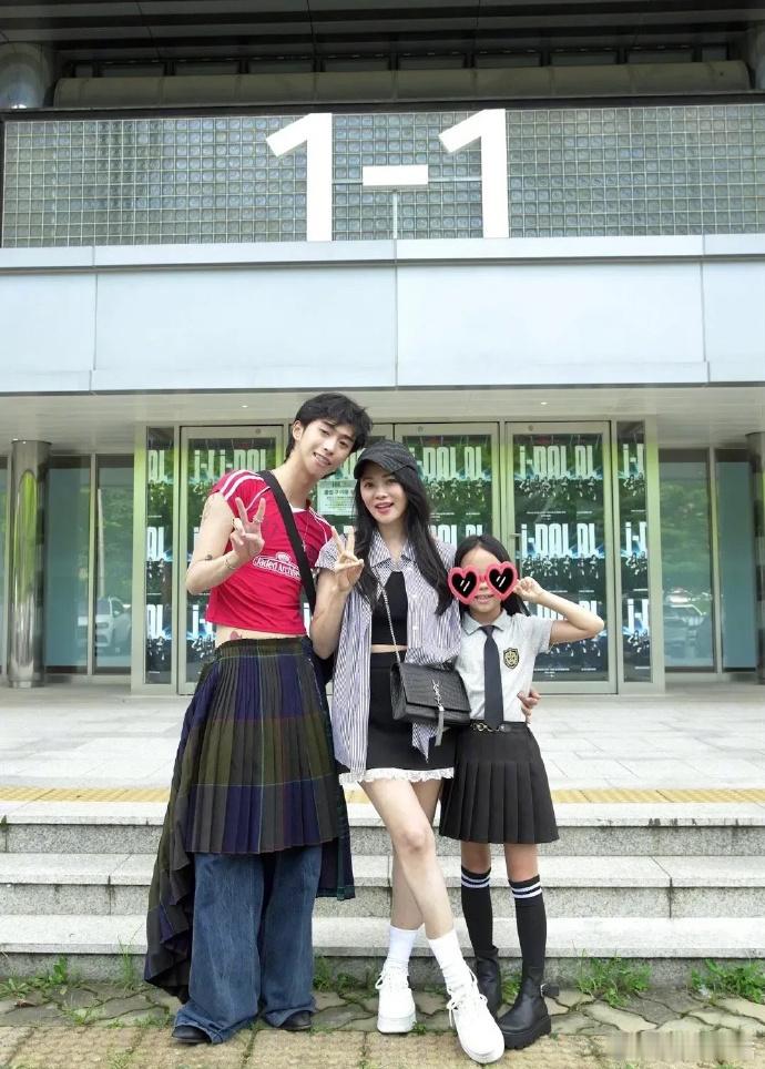 伊能静带女儿和儿子一起去看宋雨琦演唱会，她本人身穿俏皮休闲风，女儿米粒穿学院风，