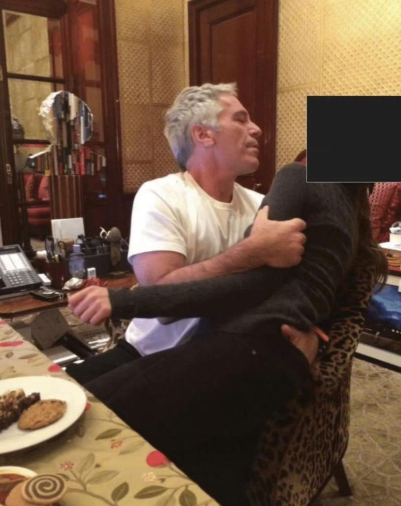 可以很明显看出来，这些被爱泼斯坦骗来的姑娘，对爱泼斯坦很抗拒，但是却无力反抗！