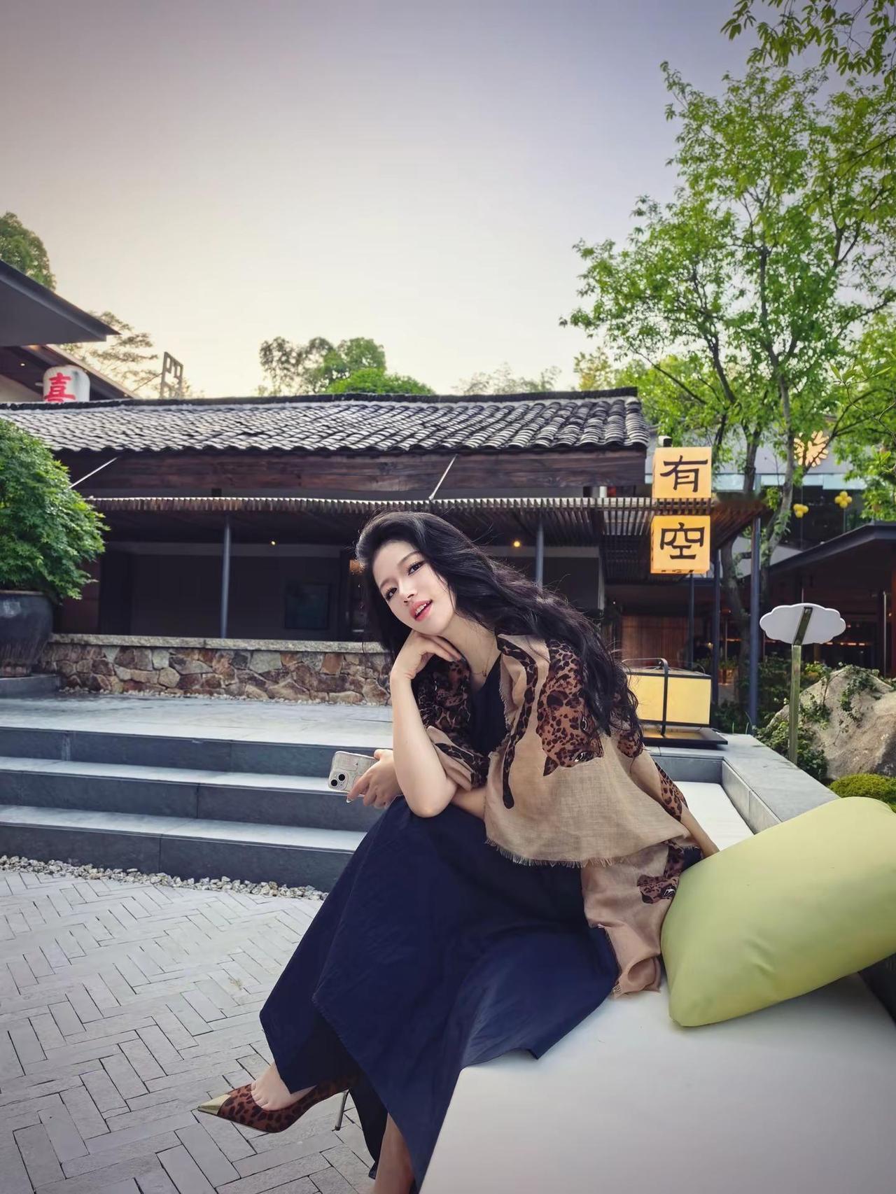 不喜欢我也正常 太漂亮太耀眼太遥远 会刺痛生活在低迷经济中的人