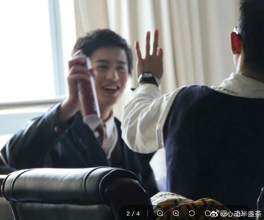 张凌赫透明的前半生张凌赫从小就能掀起一些xfxy，顶流初见端倪 