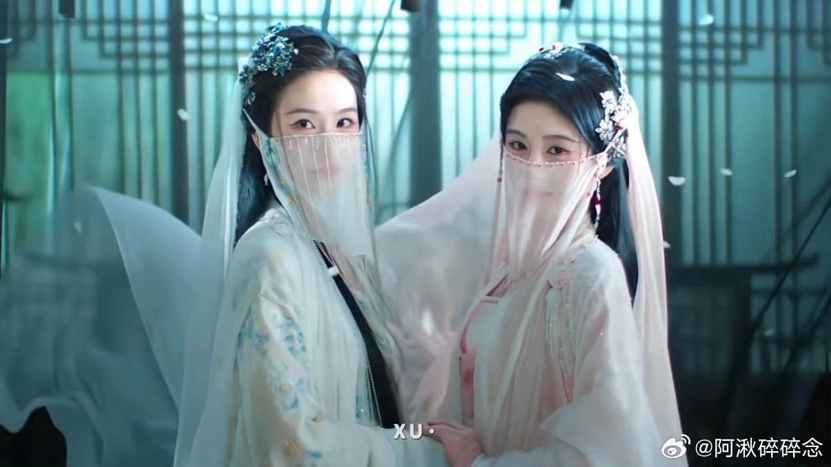 月鳞绮纪有自己的青蛇白蛇 谁被双狐妖美到了！鞠婧祎陈都灵同框仙气与妖感兼具，像山