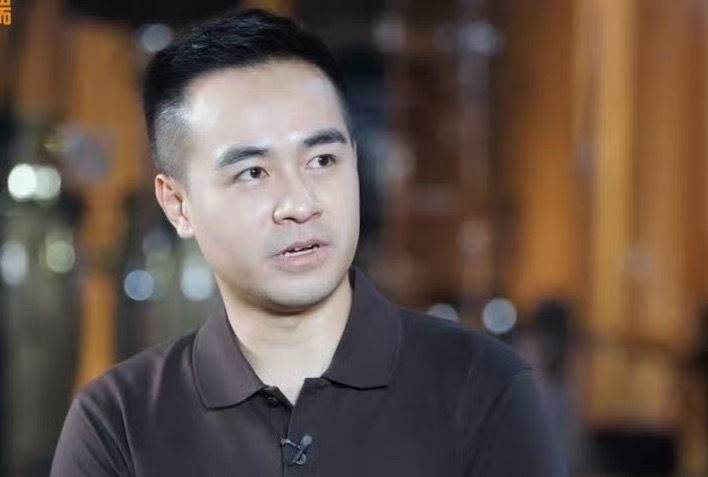 人民日报在场对话歌手2025人民日报对话《歌手》导演洪啸，期待今晚歌手2025歌
