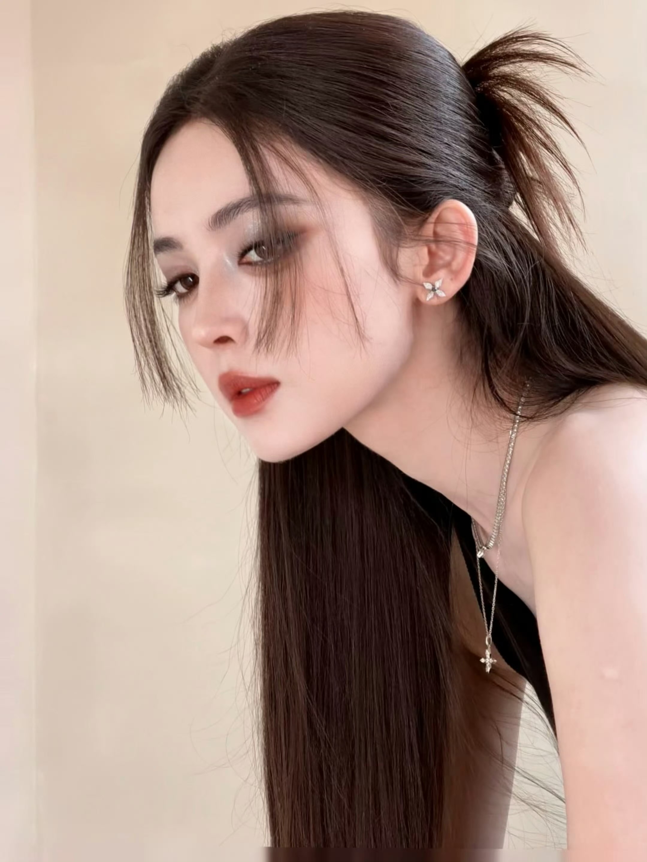 娜扎鸡毛毽子头谁能不被娜扎鸡毛毽子头戳中！蓬松颅顶优化头脸比例，复古灵动兼具美感