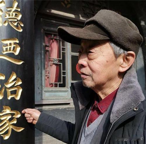 1997年，48岁的耿保国不顾家人反对，四处借钱凑了100万，买下了3000多平