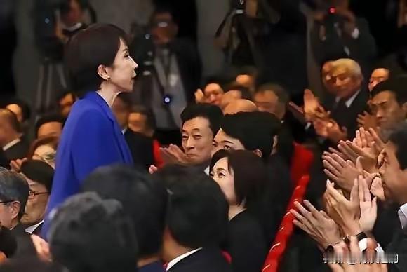 日本前首相怒怼极右高官：忘了中国免赔款的前提？台湾是中国的，敢参战就是自毁！
 