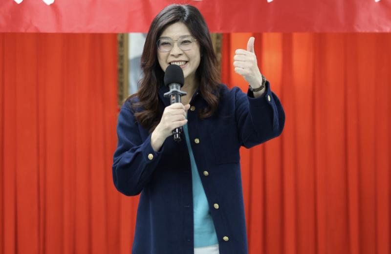 [微风]台湾作家雁默撰写写道：“大陆邀请郑丽文访陆，各方意见纷杂，最恶毒的说法是