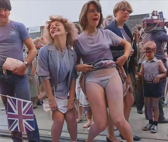 1982年，两位英国少女用“掀起短裙露出内裤”的方式，来迎接刚刚在马岛战争中胜利