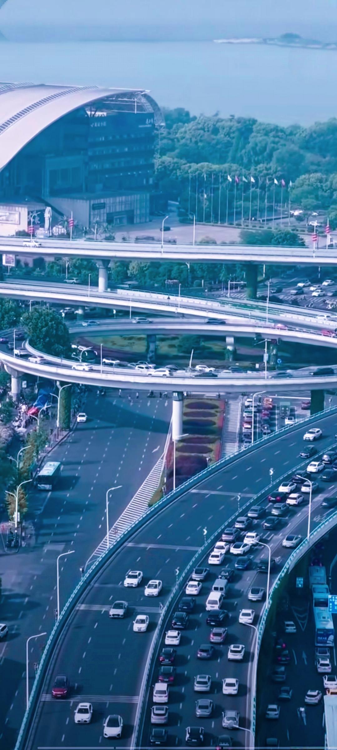 《两隧一桥：南京城北的“卡子门”?》
    2001年10月竣工通车的新庄立交