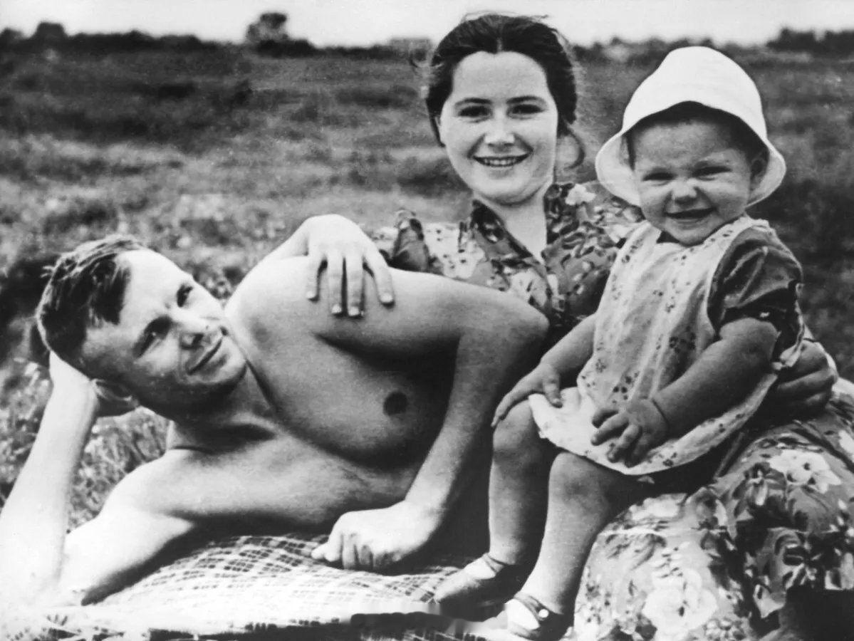 1960年6月，后来成为第一位太空人的加加林 Yuri Gagarin 和他妻子