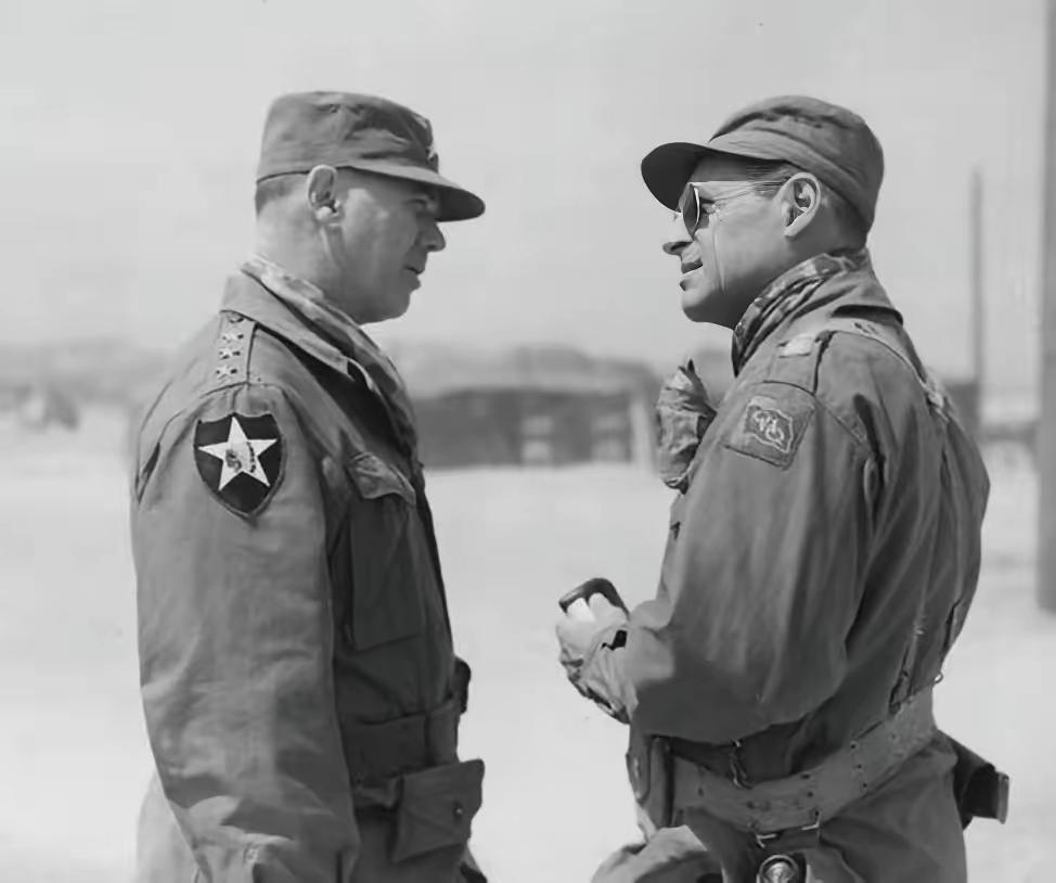 1951年，铁原阻击战结束后，63军军长傅崇碧陷入昏迷，醒来后，他看到彭德怀就在