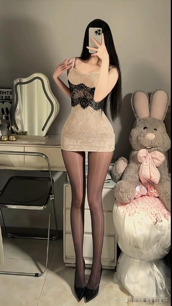 杏色蕾丝吊带裙太戳我了！软糯色调自带温柔滤镜，修身版型贴合身形不拖沓，蕾丝细节增