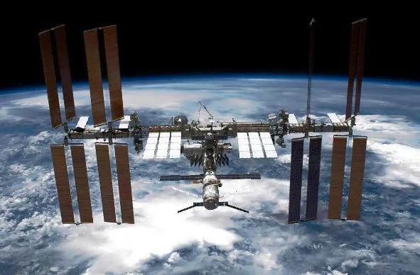 人类最新的绕月旅行遇上了尴尬一幕，美国阿耳忒弥斯2号的猎户座飞船在最近的绕月飞行