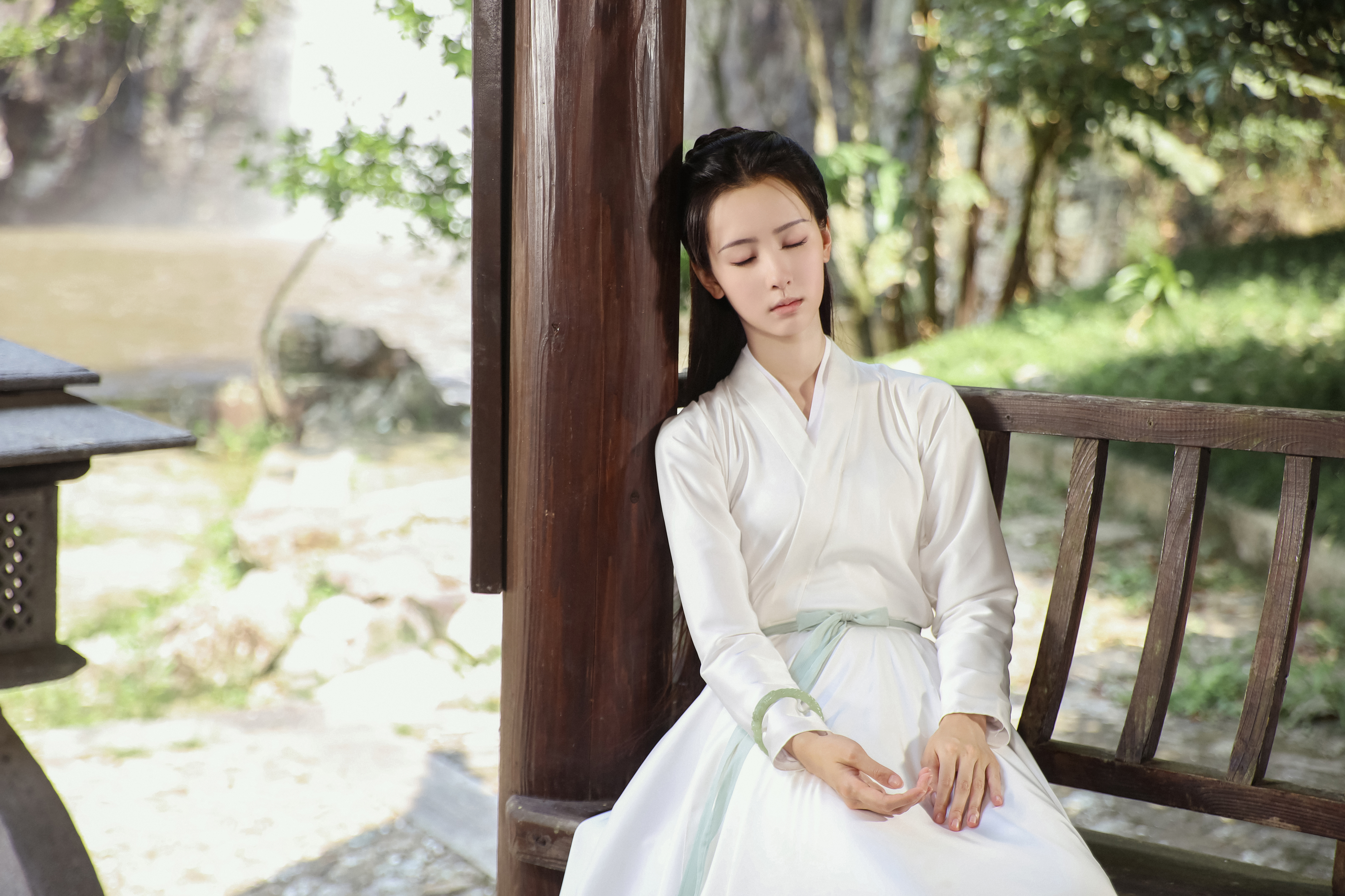 #陈都灵[超话]#🎋#陈都灵莲花楼#着素衣愁绪难纾，所念所思终有定论。​​​