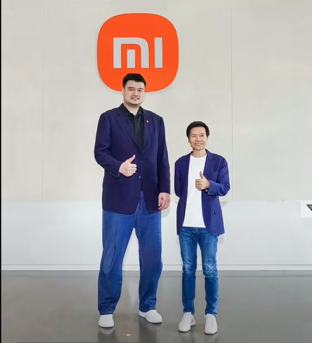 #姚明参观小米科技园#已知姚明2.26m，求问他可以坐进小米SU7吗？ ​​​