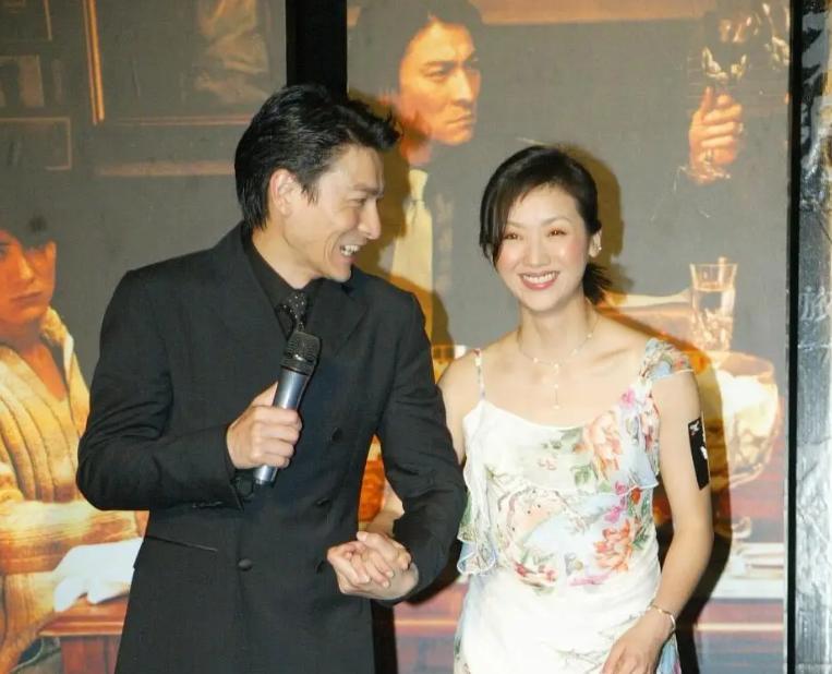2004年，刘德华费尽心机将吴倩莲请到自己的万人演唱会上，唱到动情处，刘德华单膝