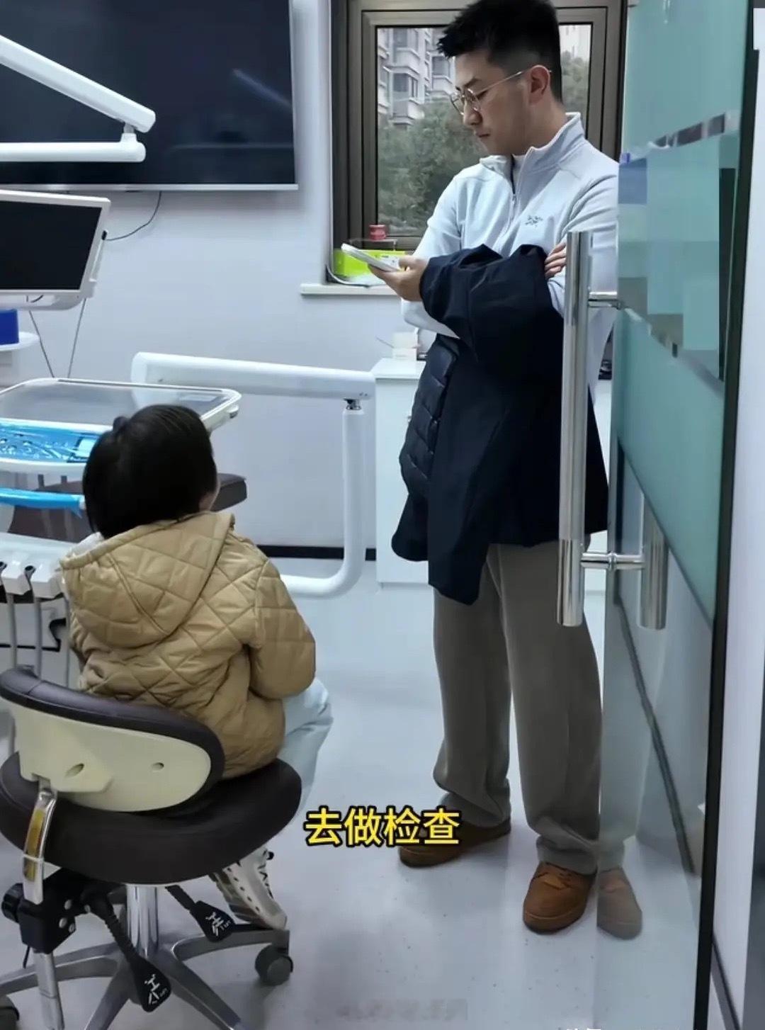 奥运冠军吴敏霞带两个孩子去医院检查，4岁二胎儿子睡觉打呼噜持续1年多，孩子喜欢趴