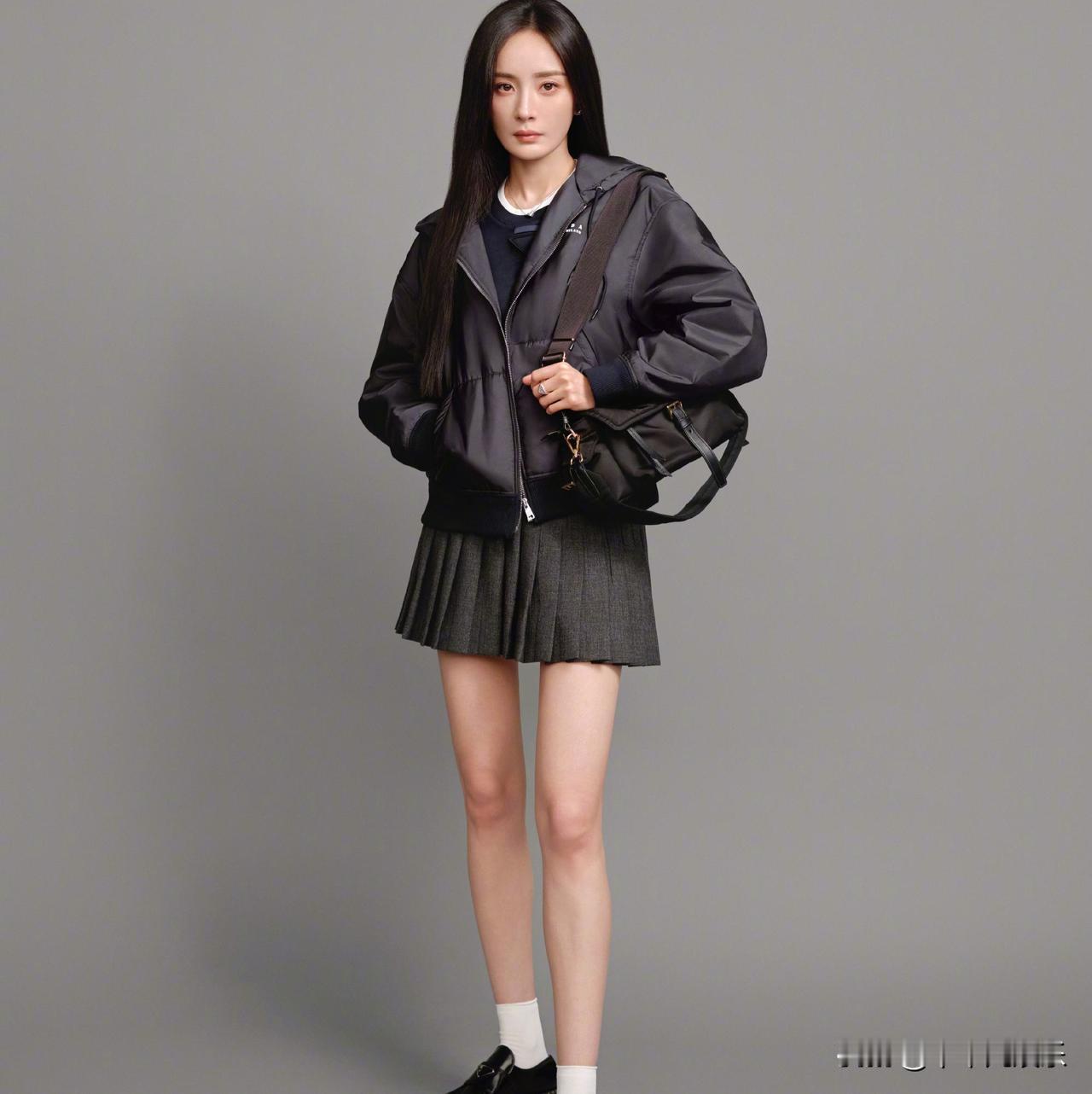 2025年12月5日，意大利百年奢侈品牌Prada正式官宣杨幂成为全球代言人，创