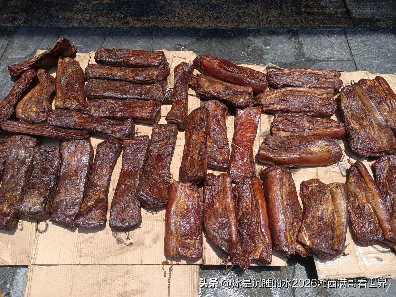 真的是晒腊肉！
今天久违的太阳终于出来了，驱散了多日的绵绵细雨，阳光洒落在小城上