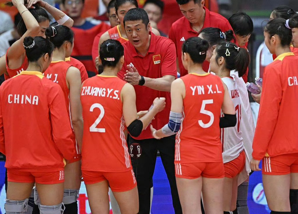 新华社：中国排协改革求变的决心也没有动摇。在男排国手纷纷留洋锻炼之后，龚翔宇、王