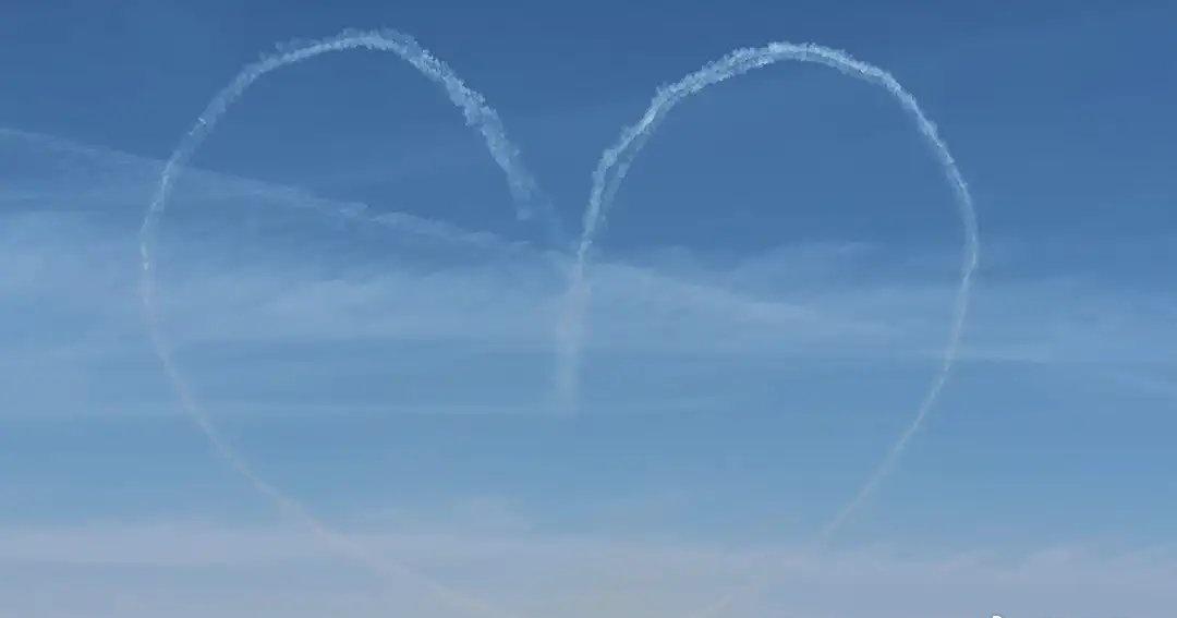 空中比心！国产“明星”教练机L-15亮相迪拜航展-我在央视频，邀你一起看更多有品