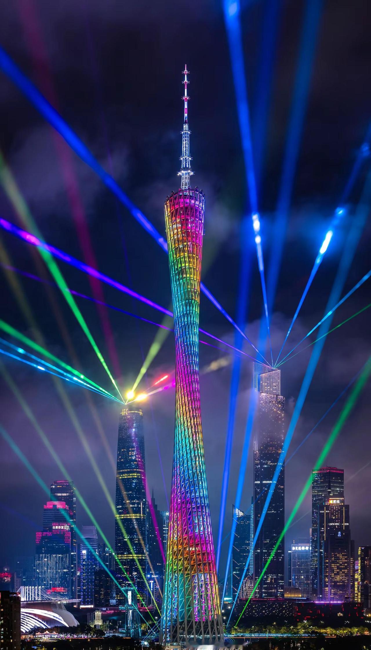 这束光，是广州的赛博浪漫。当珠江的晚风遇上中国旅游日的限定灯光，广州塔用一场光轨