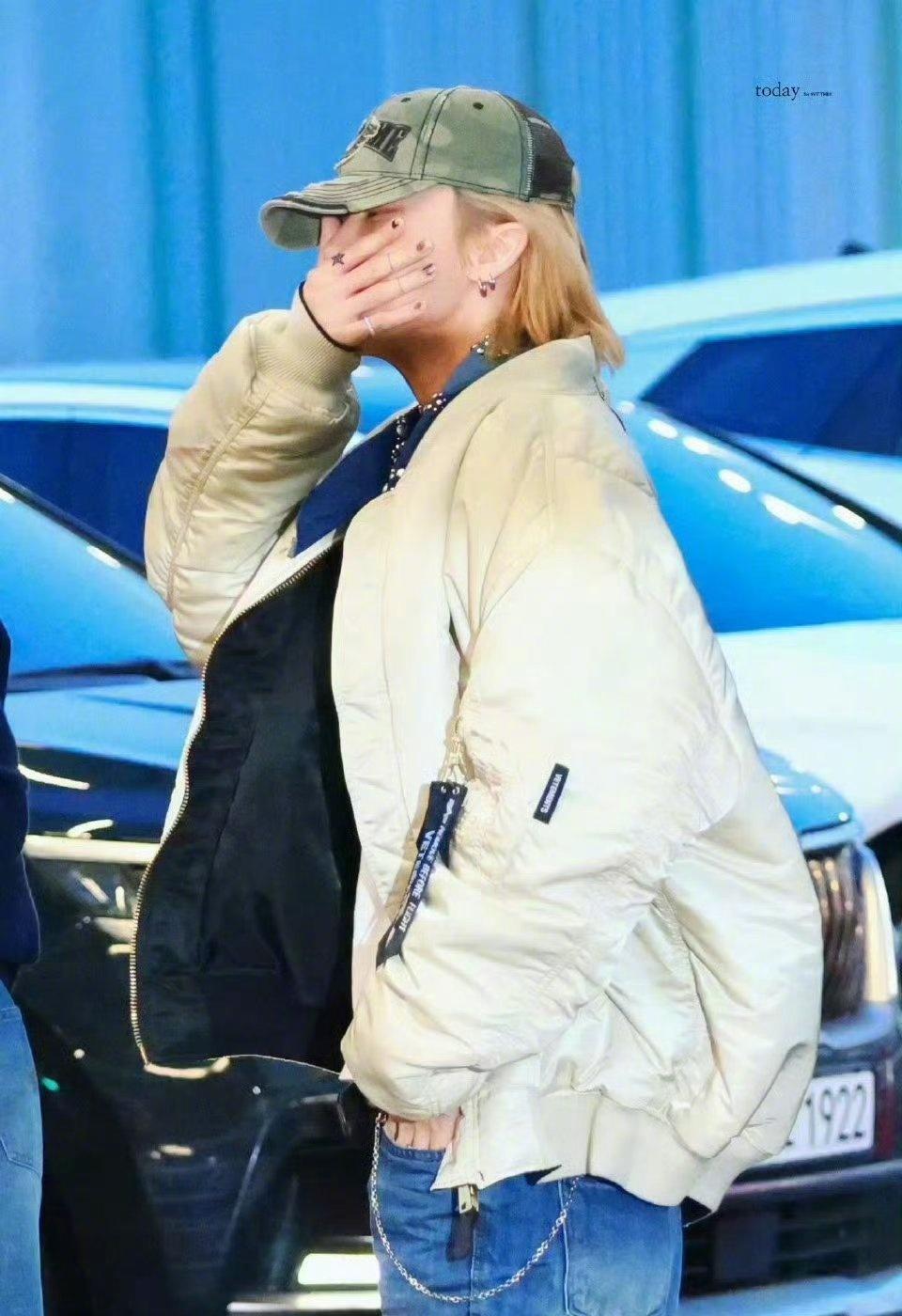 @徐明浩_The8 今日机场出发路透造型帅气曝光！以飞行员夹克混搭印花棒球帽，尽