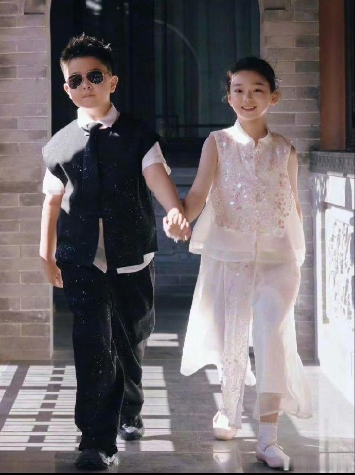 小酒窝、朵朵、轩轩真有小说情节的画面，小小年纪为情所困哈哈哈，真想看看十年二十年