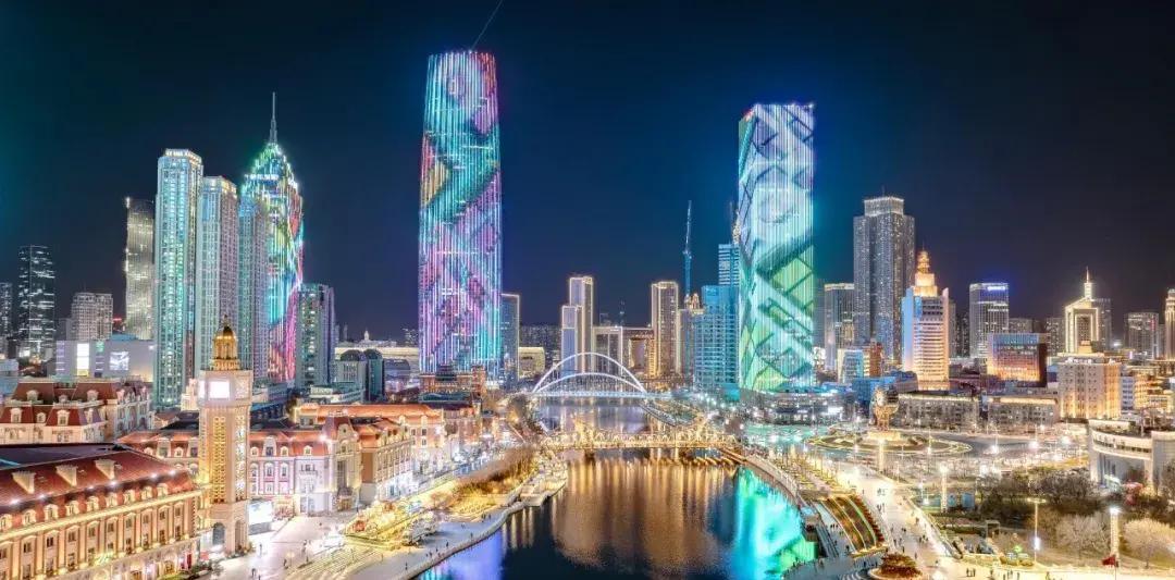 2024年天津街头，为何“靠儿蓝”这种颜色竟能勾起老少爷们的乡愁回忆？

在天津