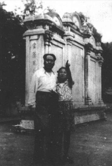1951年7月，毛泽东同李讷在北京香山