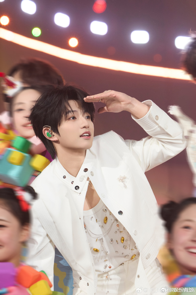 穆祉丞给工作人员买奶茶 给工作人员买奶茶啦，暖心又大方的恩仔！ 