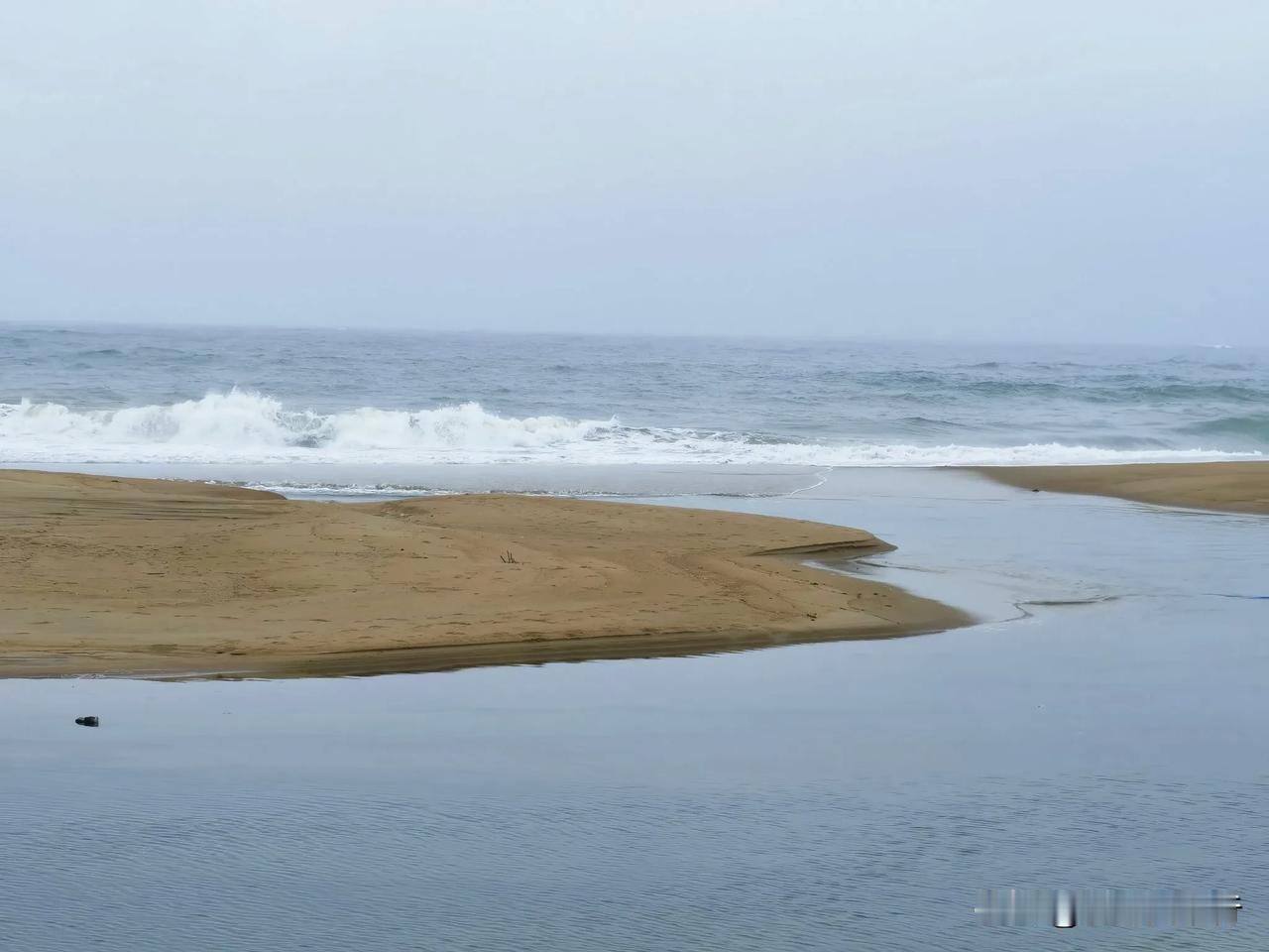 万宁市山根镇排溪村紧邻大海，跨过海南环岛旅游公路就到了岸边，这里有水碧山青观景台