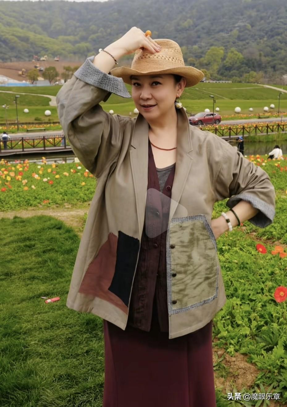 前上海主持人张芳说：“每年都会挤出时间陪伴父母出游旅行，即使工作安排紧凑”。不得