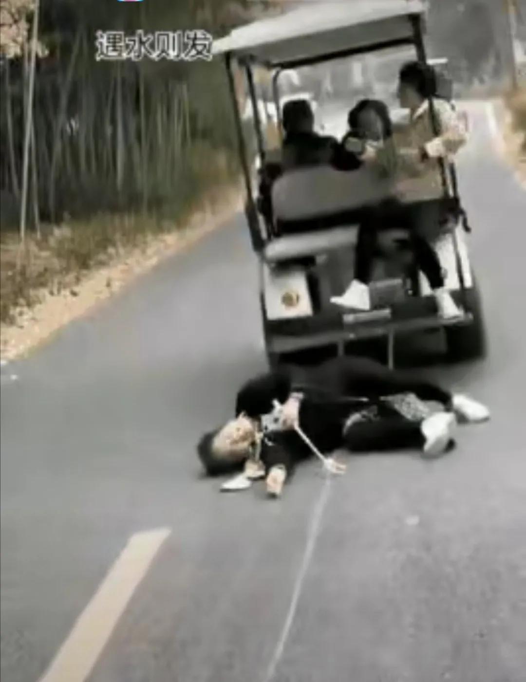 一群大妈开启了快乐的旅游之旅，太兴奋从车上摔下来，那兴奋劲儿就像孩子一般。她们兴