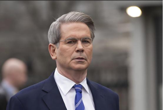 美国公开羞辱中国
 
美国时间 11 月 4 号，贝森特接受媒体采访时，语气里带