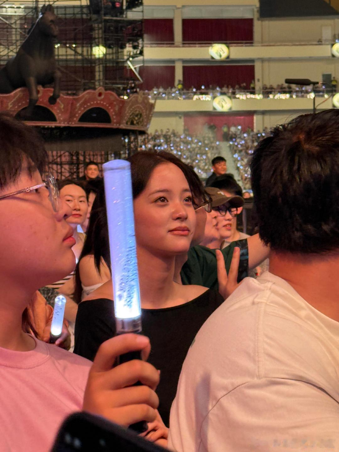 欧阳娜娜看李荣浩演唱会欧阳娜娜去看李荣浩演唱会了，真人肯定更好看的。欧阳娜娜去看