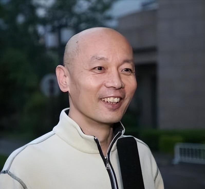 1995年，葛优拍戏赚了350万，把钱全部交给了妻子贺聪。谁知贺聪转身就在北京买