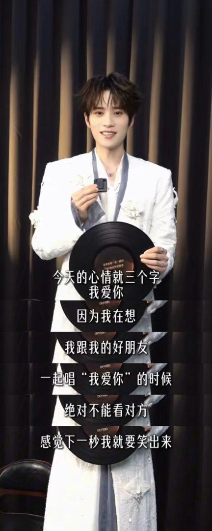 井胧家里有张杰的专辑应援棒和周边国粤无双追星不分你我他💫井胧收藏张杰各类周边，