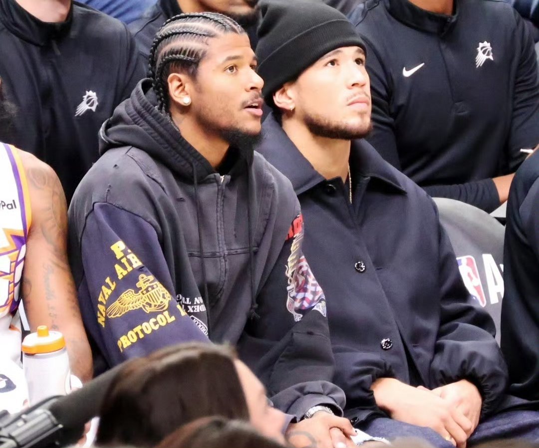 Gambadoro称，布克将于当地时间周日对阵湖人队或下周四对阵勇士队时回归。杰