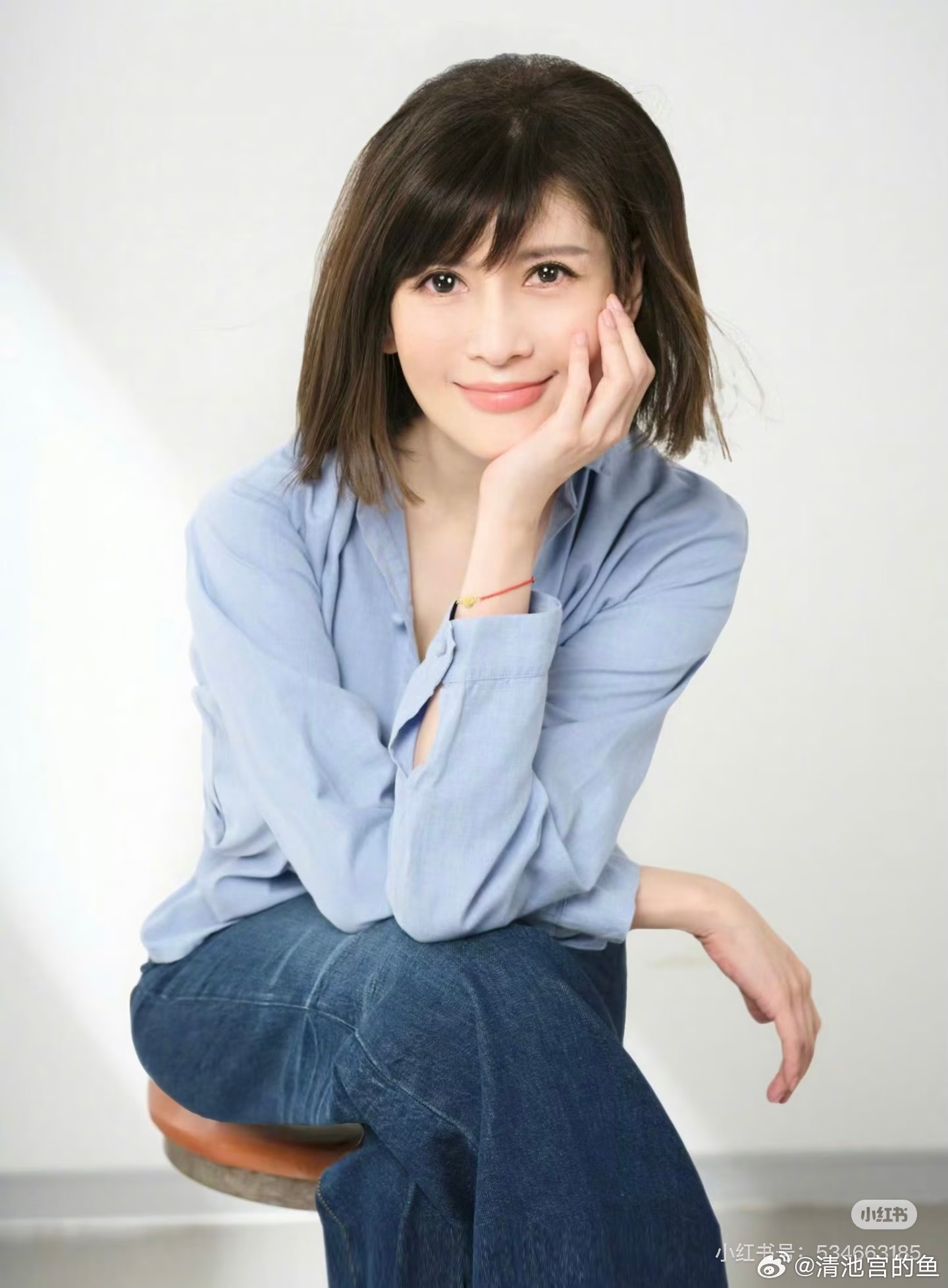 这是沈星，那个很有名的凤凰卫视女主持这双眼含水，想法很多的眼神，很特别，像狐狸?