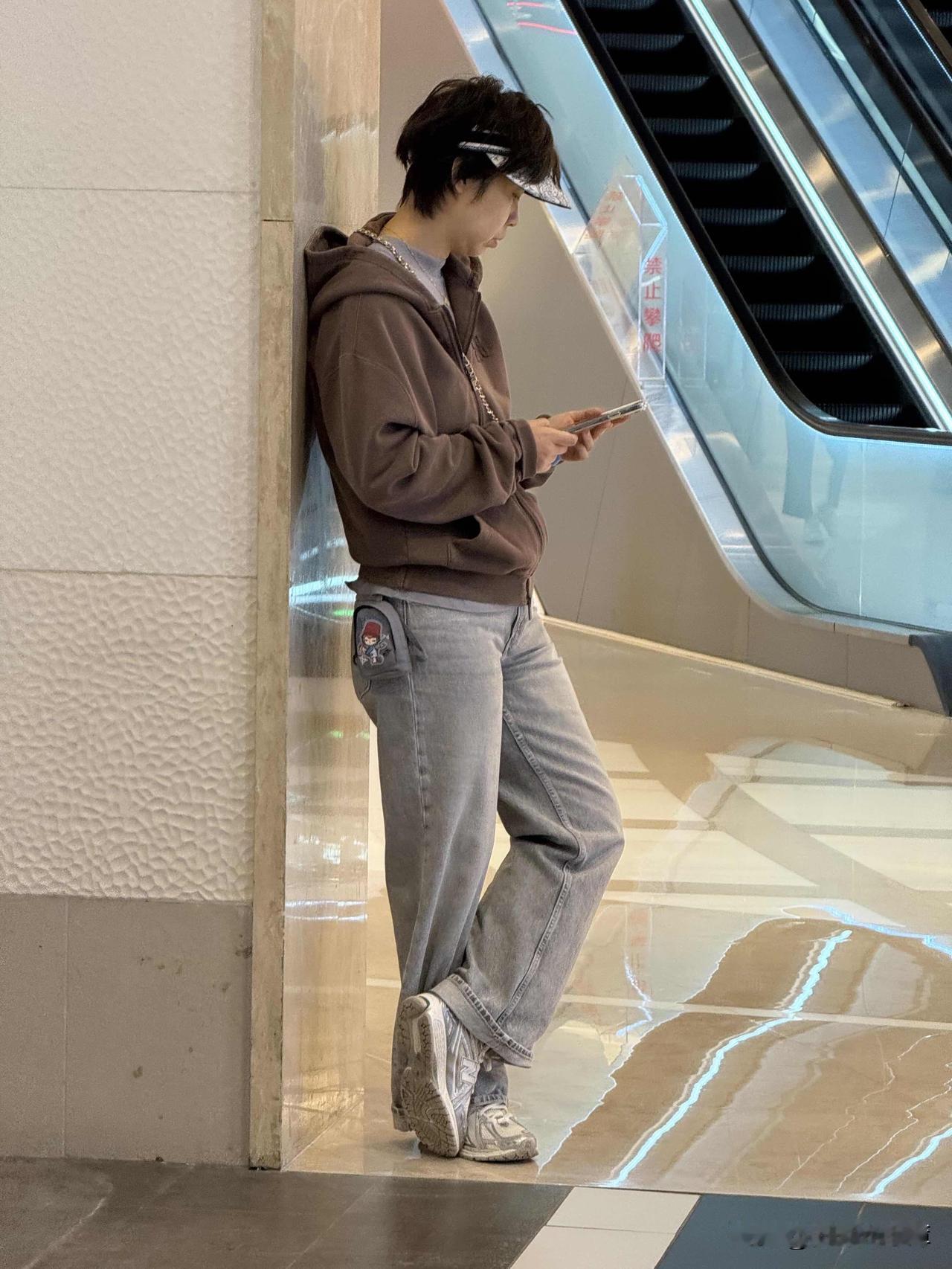 澳门偶遇张怡宁，依然是那个站姿散漫吊儿郎当的少年～～昨天在澳门酒店偶遇“大魔王”