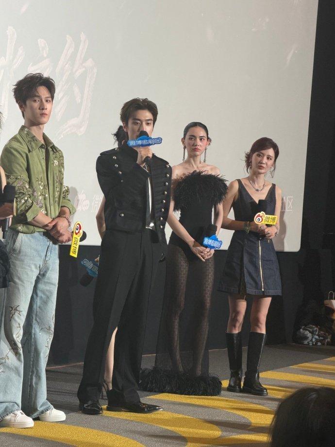 C位给主演张萌站一边 被张萌的谦和狠狠戳到了！作为制片人，她完全有资格站C位，却