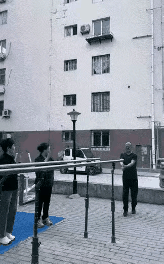 视频中，这男子看来也有50、60岁，上杠前，看来踌躇满志、轻车熟路，但没想到，出