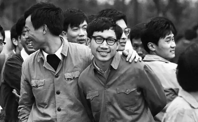 说中山装也不行……来，这是80年代初的一张男大学生照片，考考你们的眼力：正面朝着