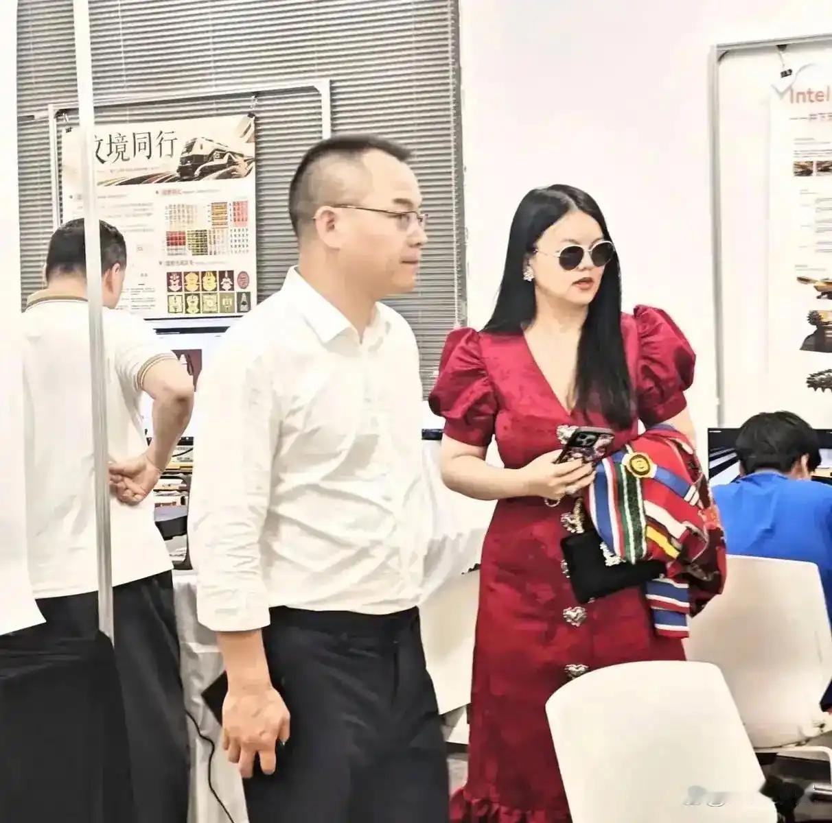 李湘瘦身成功惊艳亮相湖南大学毕业展，减重近50斤告别臃肿状态，此前账号封禁争议缠