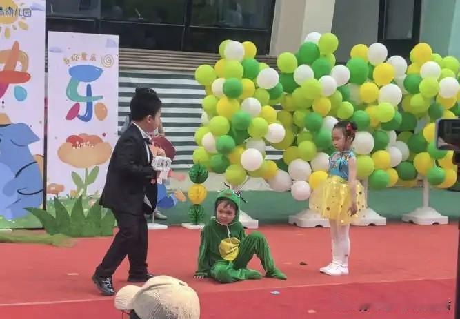 六一儿童节这天，我出门打柔力球，路过平凡麦岛家园幼儿园，瞬间被满满的喜庆氛围吸引