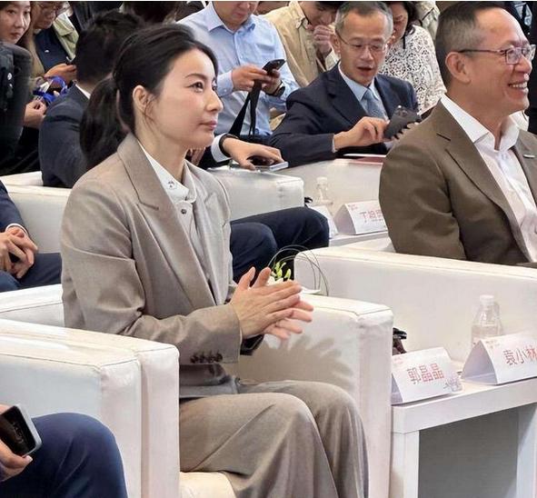 她长的并不好看，体型也很一般。如果她不是跳水冠军，霍还会选她吗？
姻缘就是一个谜