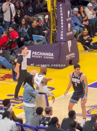 NBA常规赛继续进行，湖人今天在主场对阵灰熊。比赛进行至第三节，詹姆斯发球时场边