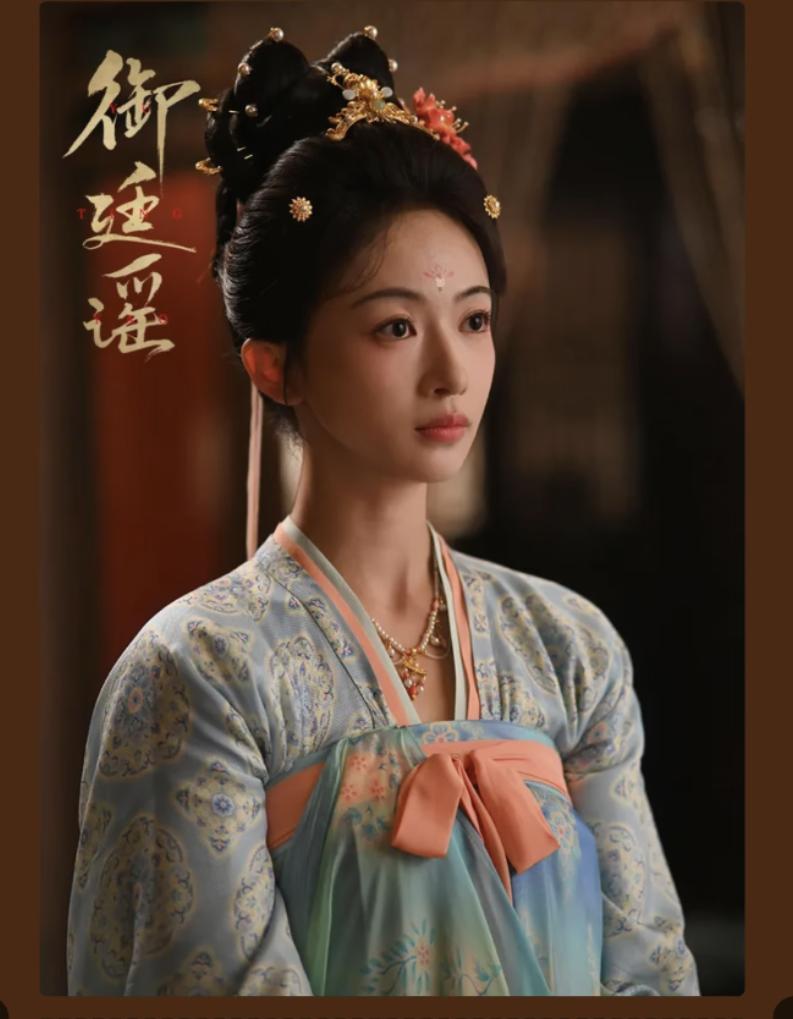 关于吴谨言的学历，
到底是谁说她是非科班，
她确实会跳舞，但她大学读的就是表演系