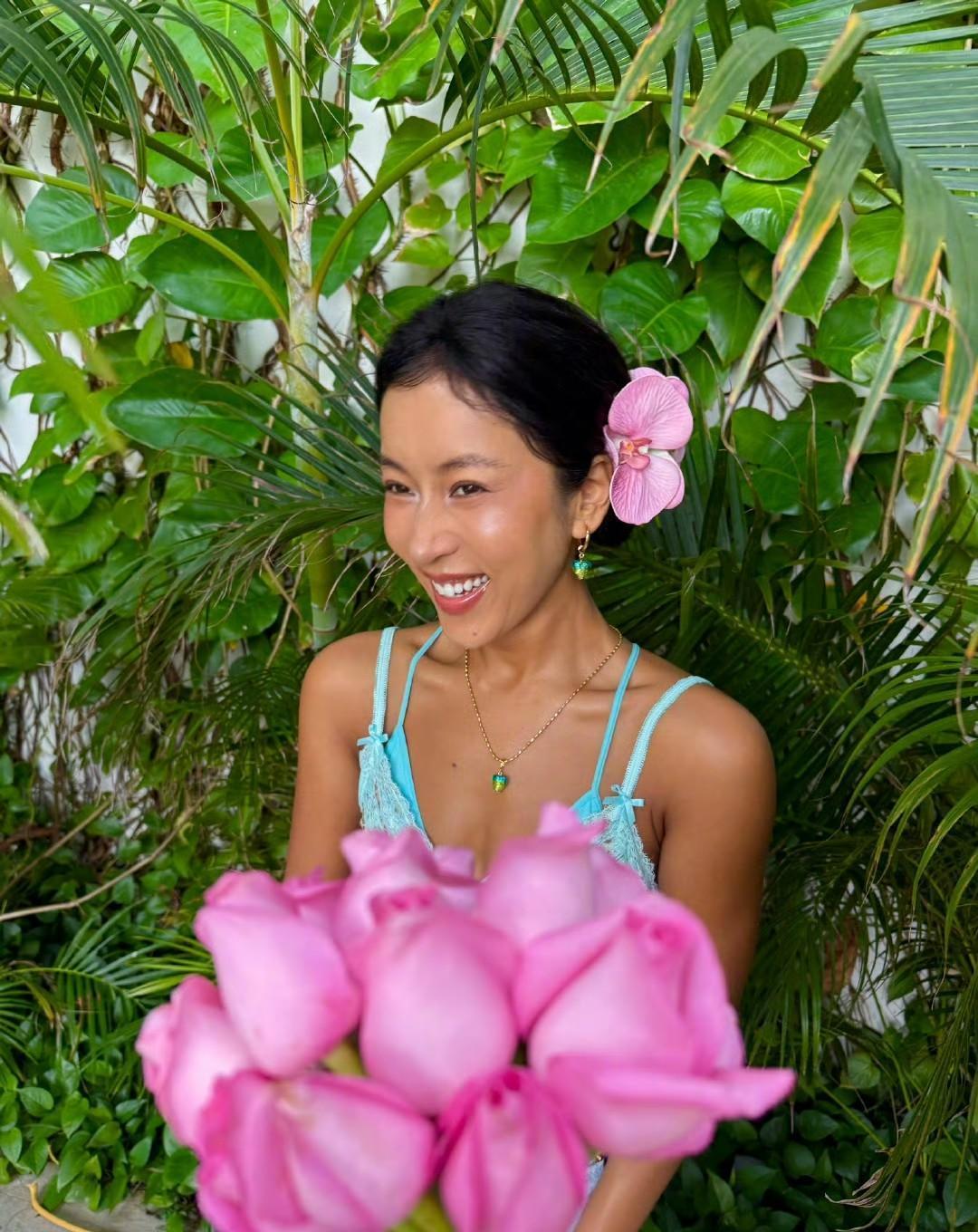 吉克隽逸上红毯，没P图，没美白，小麦肤色直接开挂。
撞色礼服一穿，灯光都得让位。