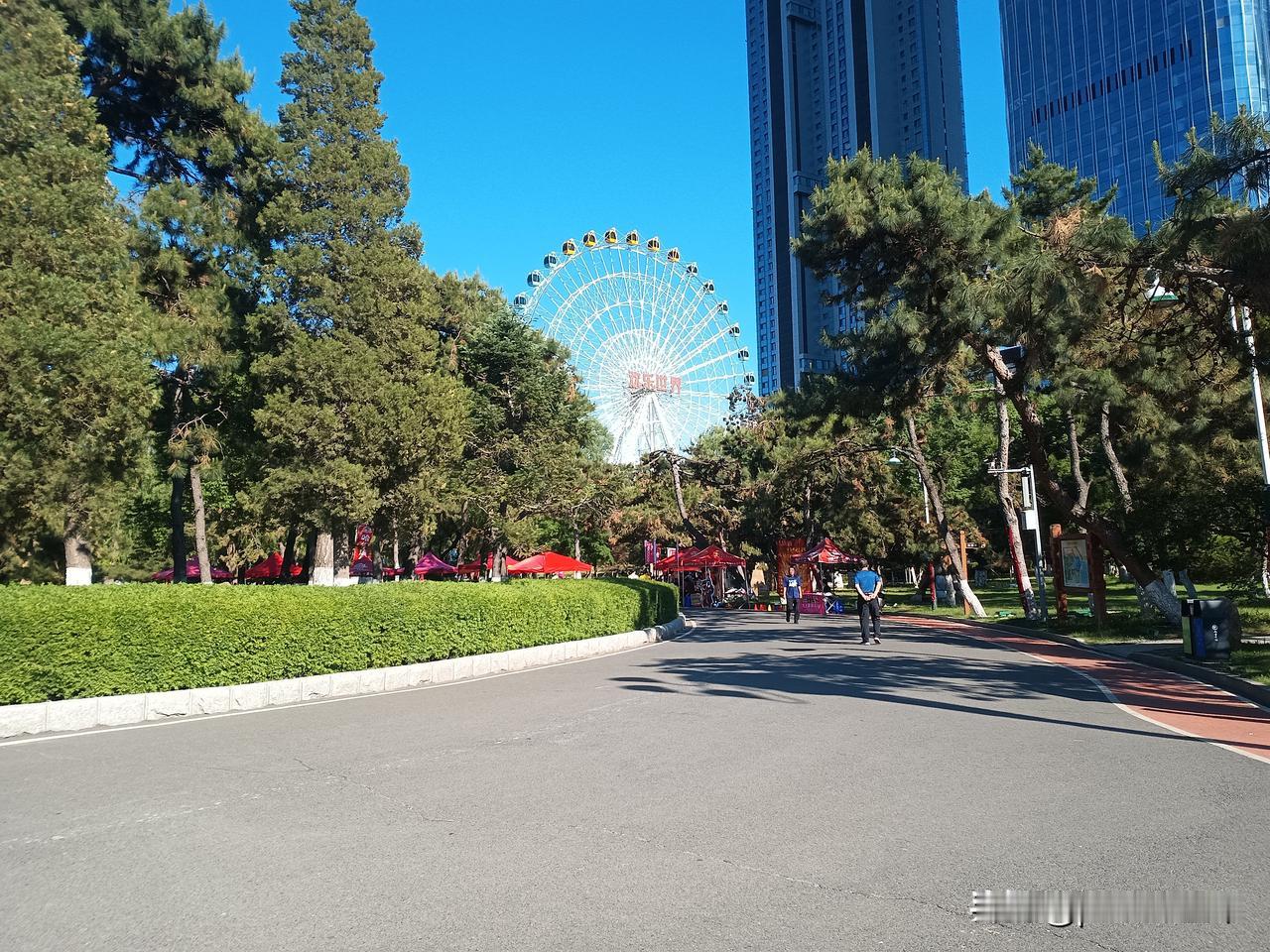 穿搭
这两天，长春的温度直线上升，热的人们不知所措，好像进入盛夏。
高热的温度，